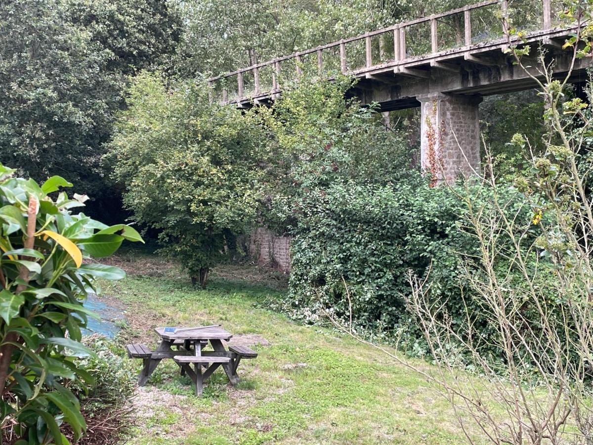Maison Du Viaduc Du Bout De La Ville Lescouet-Jugon Extérieur photo